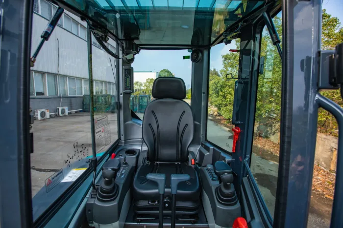Sunward SWE25UF Excavator - W/Cab $33,900 - W/O Cab - $31,900 - Image 4