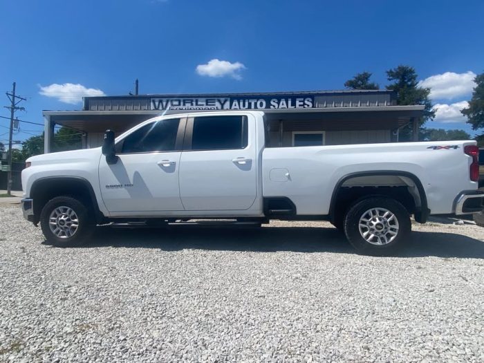 2023 Chevrolet 2500 Crew Cab 4X4 - $36,900 - Image 6
