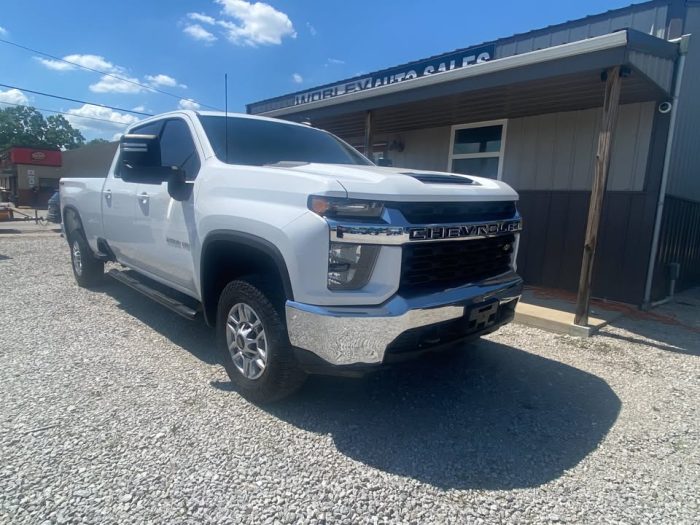 2023 Chevrolet 2500 Crew Cab 4X4 - $36,900 - Image 4