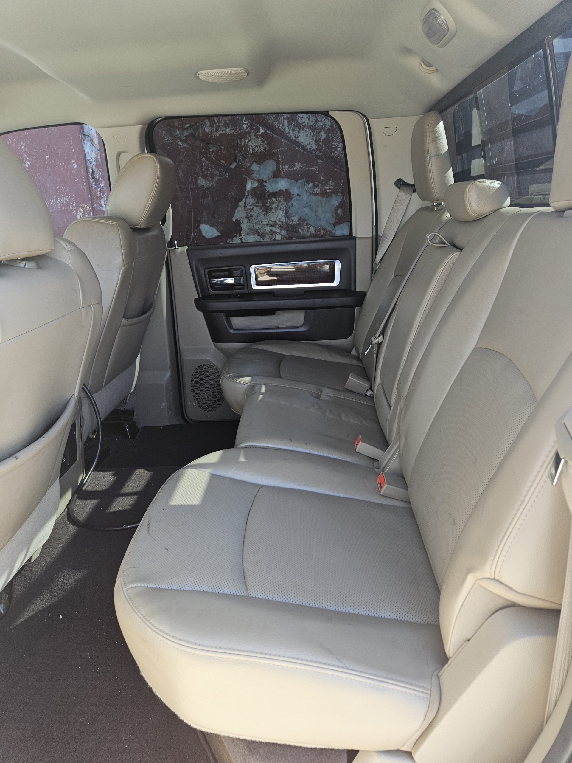 2011 RAM 3500, DUALLY, CREW, CAB, LARAMIE, BUTLER ARM BED - Image 7